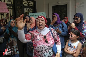 استمرار التظاهرات أمام وزارة التربية والتعليم واستدعاء الشرطة لفض التظاهرات